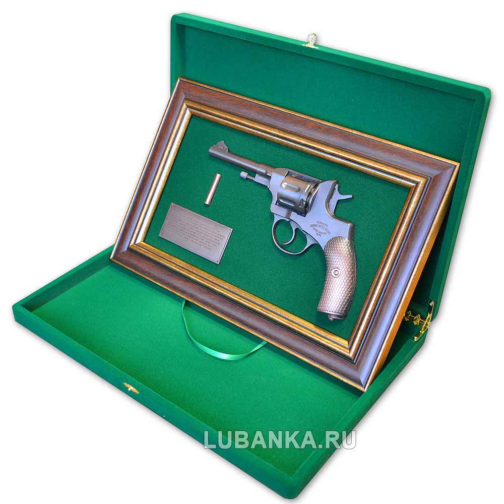 Панно с пистолетом «Наган»