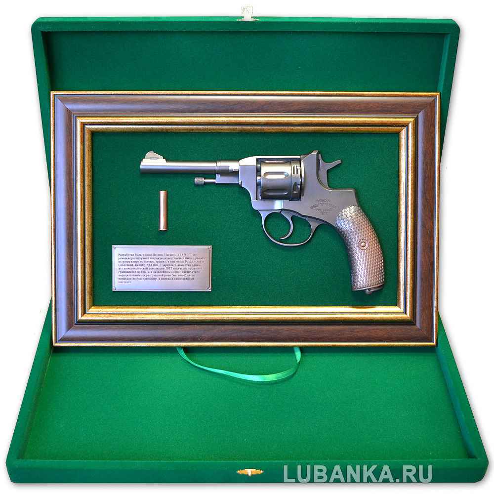 Панно с пистолетом «Наган»